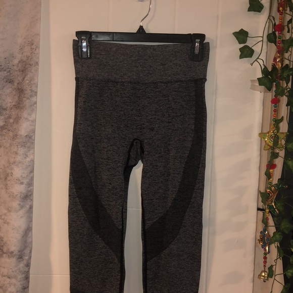 Victoria’s Secret Pink small gray sport leggings - Picture 3 of 9